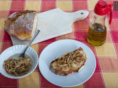 Pane con i sott�oli � In casa poi non mancavano mai le �conserve�: prodotti culinari che si confezionavano una sola volta all�anno per poi essere custoditi nelle dispense e consumati all�occorrenza. Tra questi soprattutto le verdure e gli ortaggi quali melanzane, pomodori, carciofi e zucchine che vengono conservati in un boccaccio pieno di olio di oliva